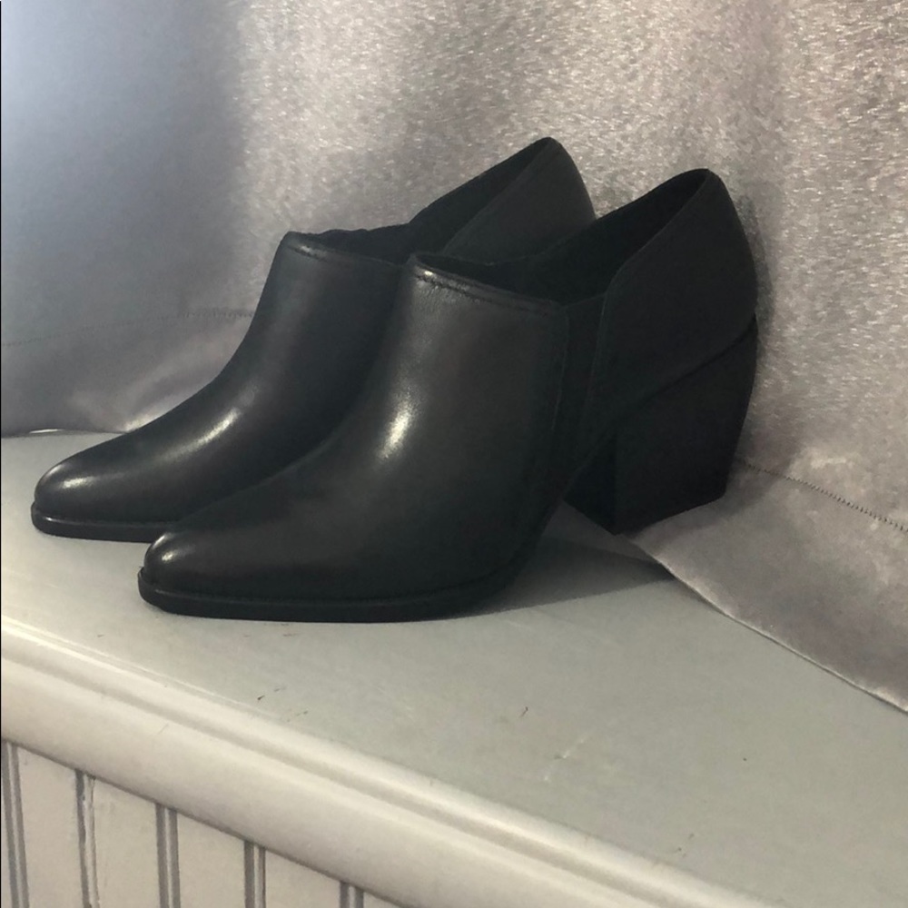 Naturalizer Black Leather Ankle Boots